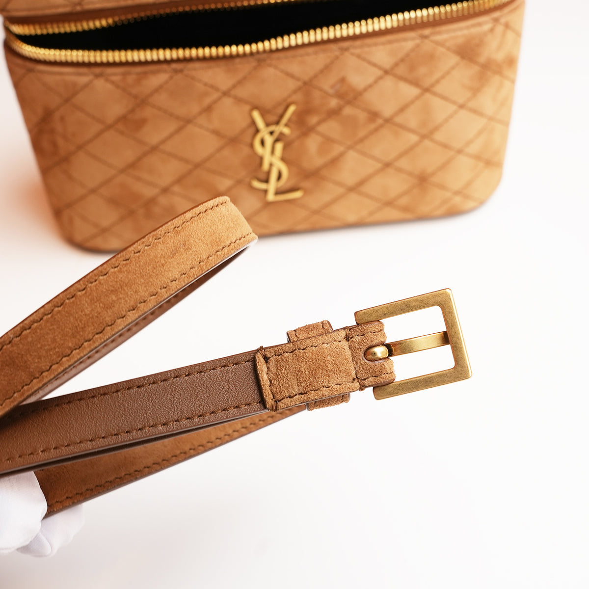Saint Laurent Gaby Vanity Large Borsa a Mano in Pelle Scamosciata Marrone Cammello Matelassé con Logo YSL e Dettagli Dorati