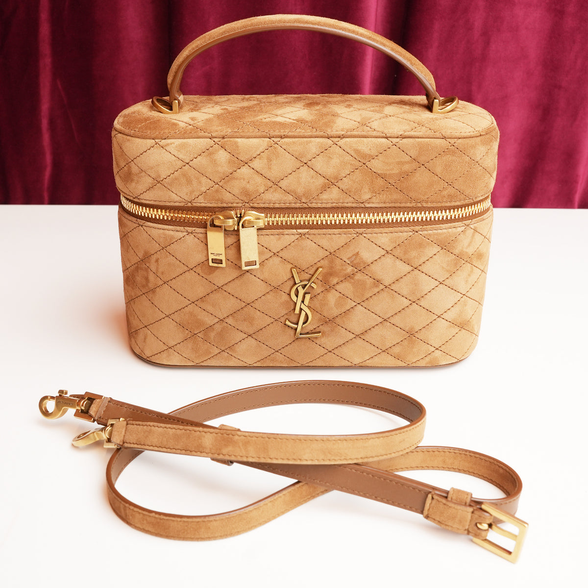 Saint Laurent Gaby Vanity Large Borsa a Mano in Pelle Scamosciata Marrone Cammello Matelassé con Logo YSL e Dettagli Dorati