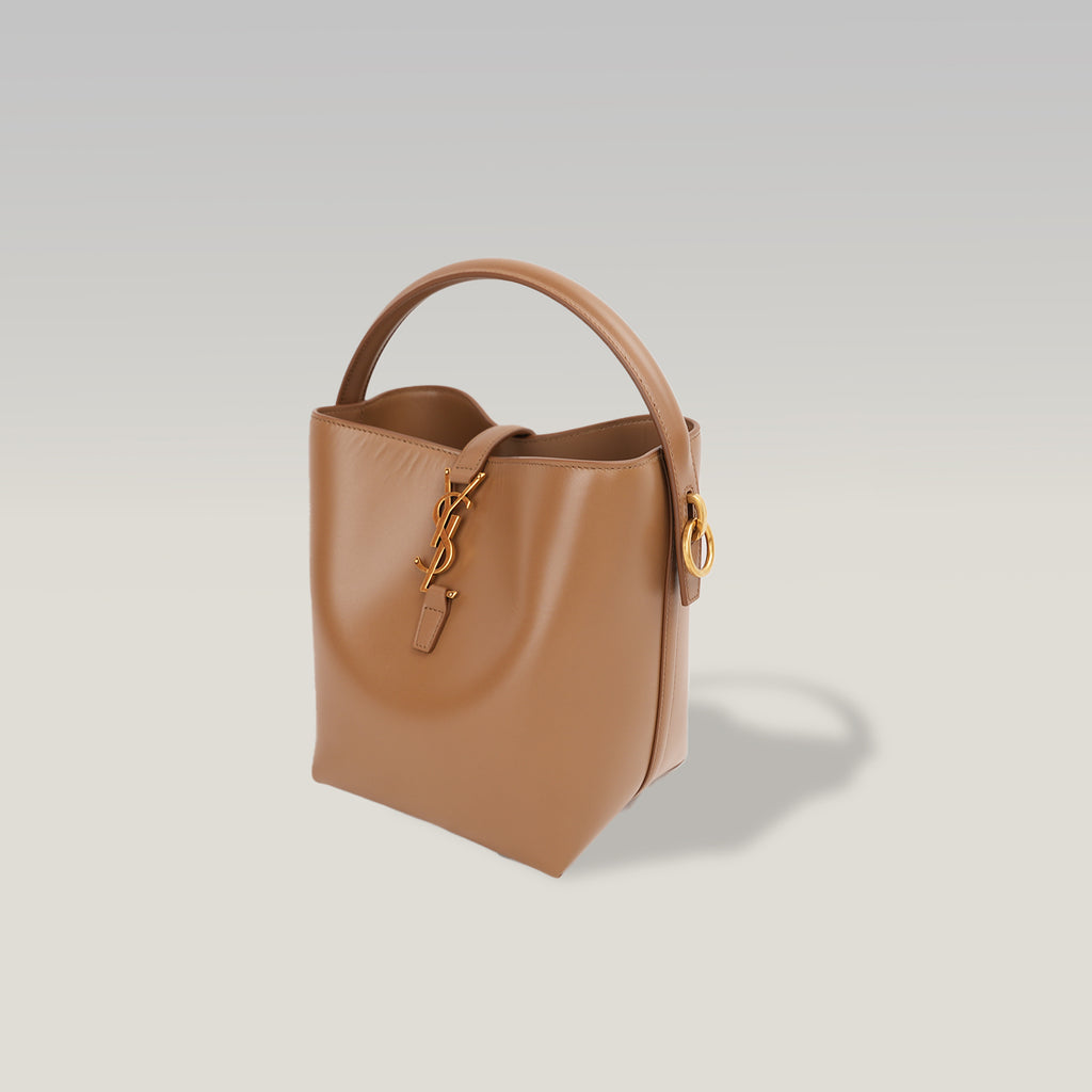 Saint Laurent Le 37 Small Borsa Secchiello in Pelle di Vitello Marrone Cognac con Logo YSL Dorato