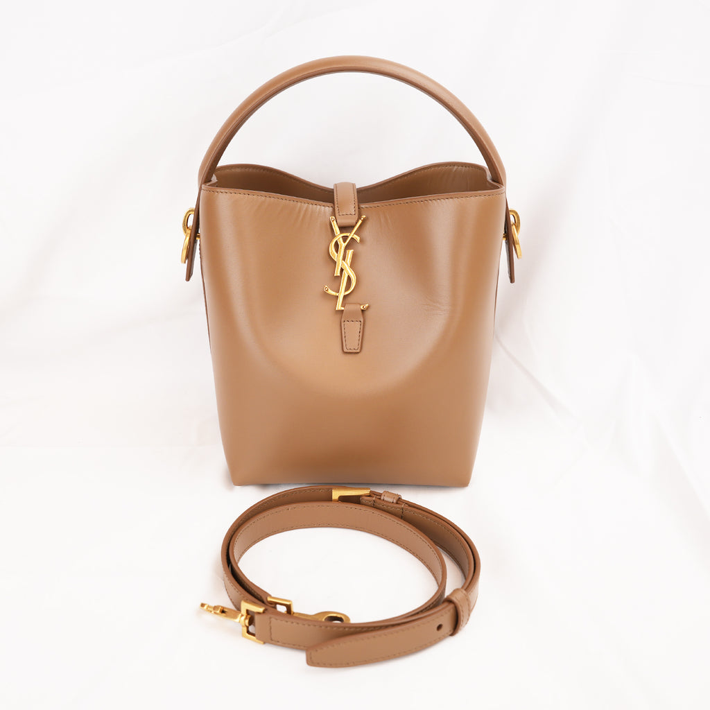 Saint Laurent Le 37 Small Borsa Secchiello in Pelle di Vitello Marrone Cognac con Logo YSL Dorato