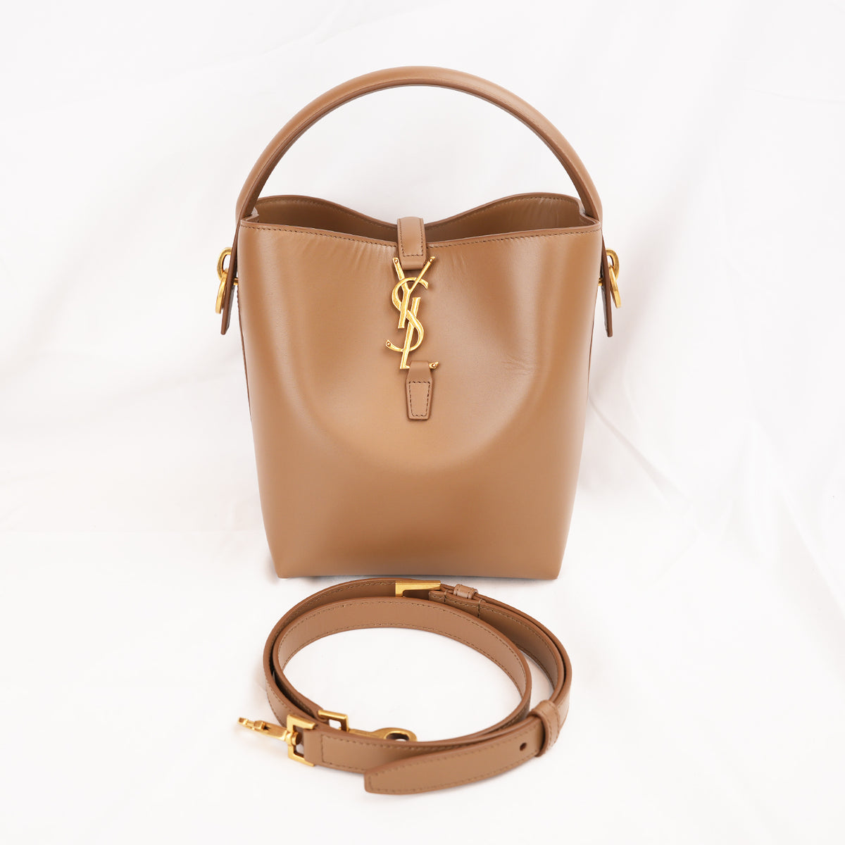 Saint Laurent Le 37 Small Borsa Secchiello in Pelle di Vitello Marrone Cognac con Logo YSL Dorato