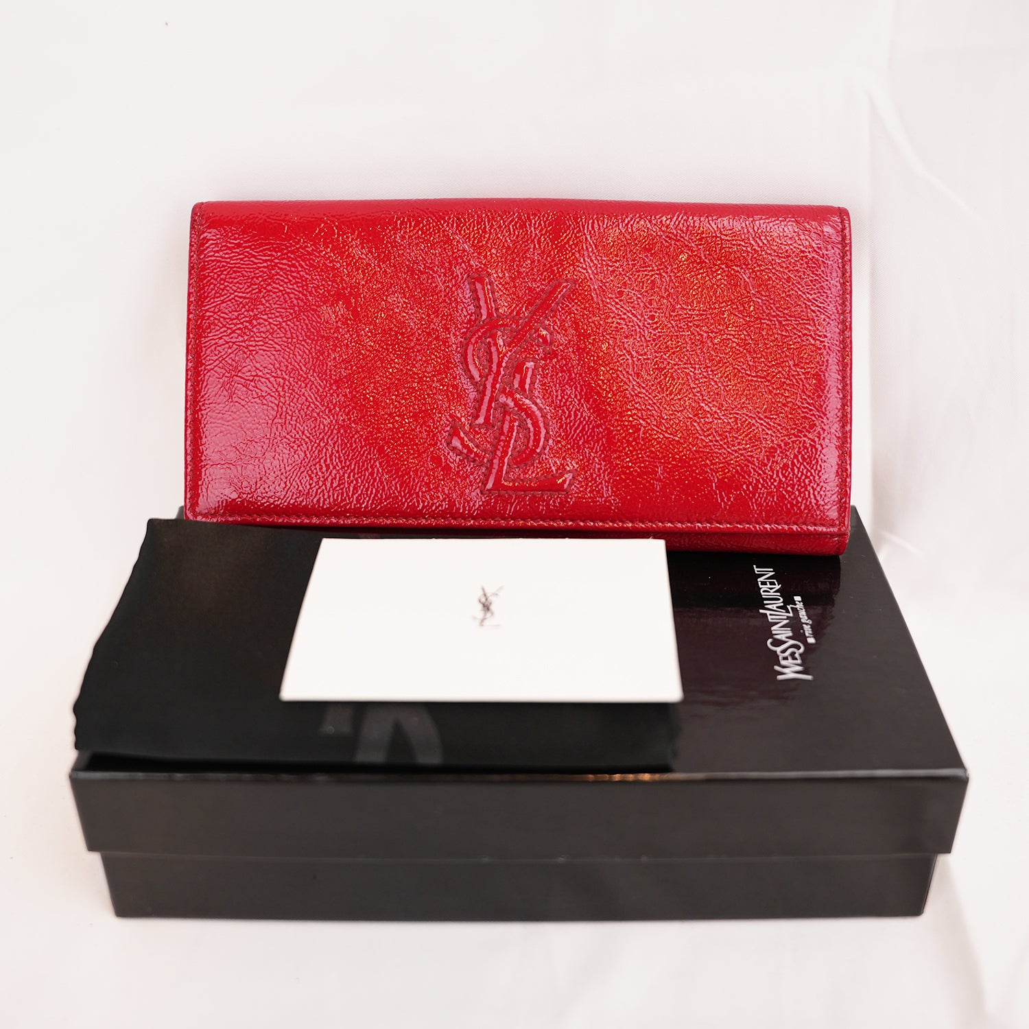 Saint Laurent Belle de Jour Pochette in Pelle Verniciata Rossa con Logo YSL Impresso