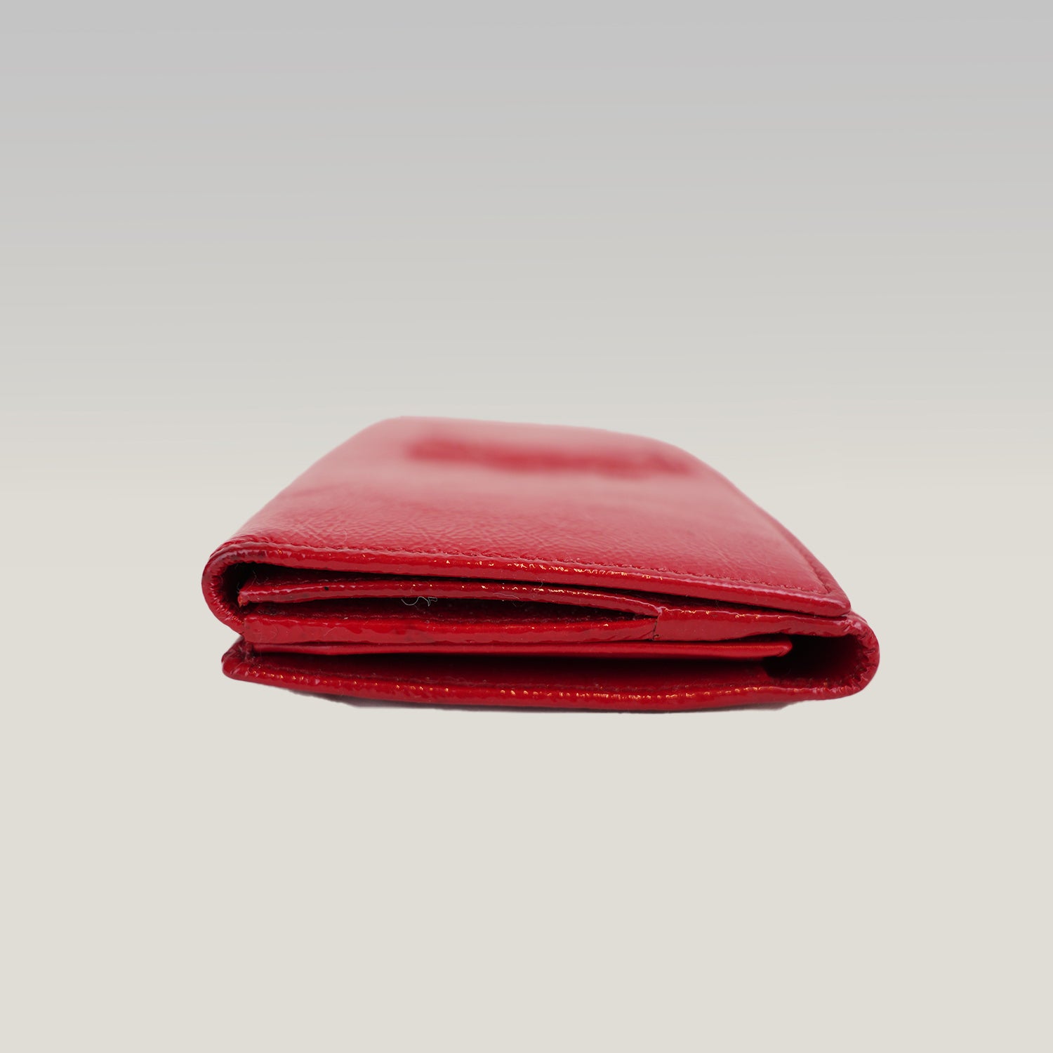 Saint Laurent Belle de Jour Pochette in Pelle Verniciata Rossa con Logo YSL Impresso