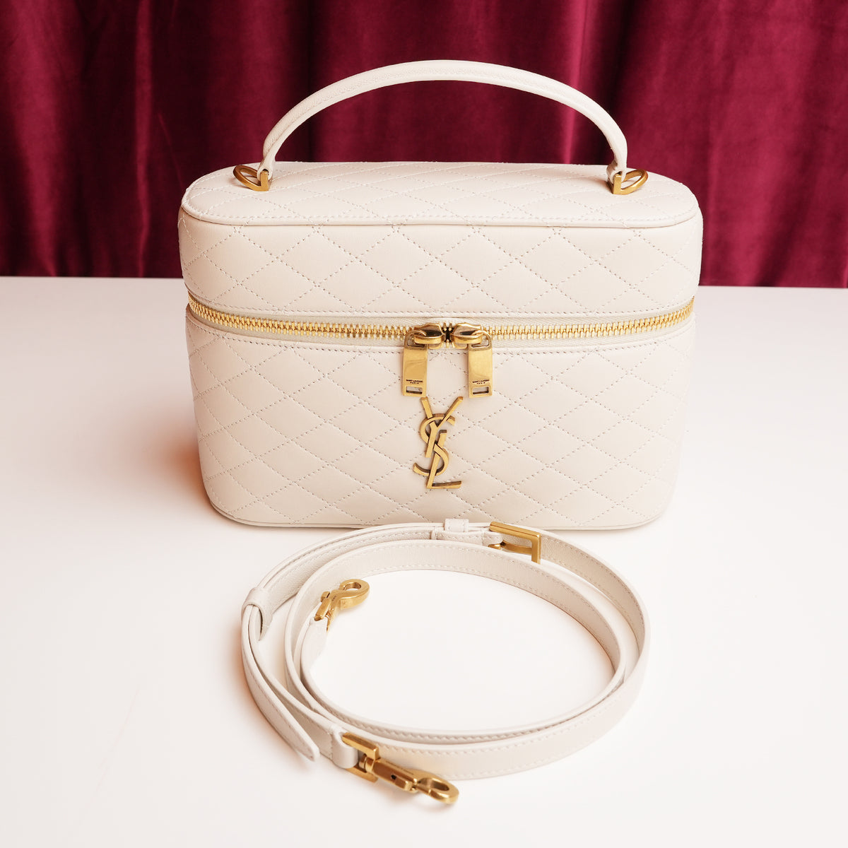 Saint Laurent Gaby Vanity Large Borsa a Mano in Pelle di Agnello Matelassé Bianca con Logo YSL e Dettagli Dorati