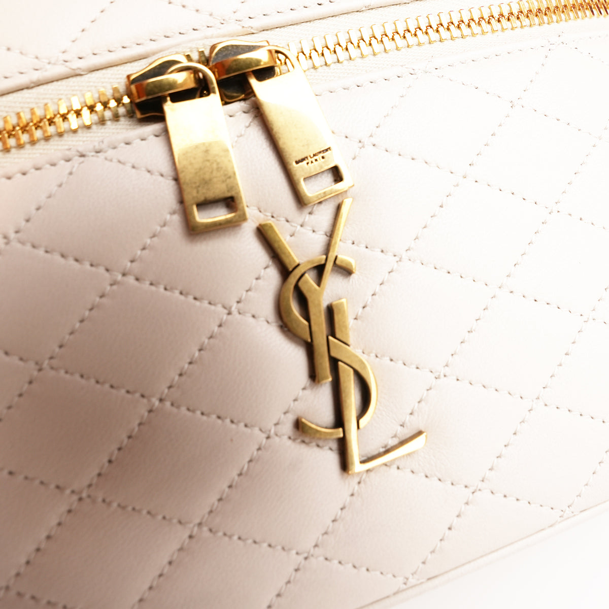 Saint Laurent Gaby Vanity Large Borsa a Mano in Pelle di Agnello Matelassé Bianca con Logo YSL e Dettagli Dorati