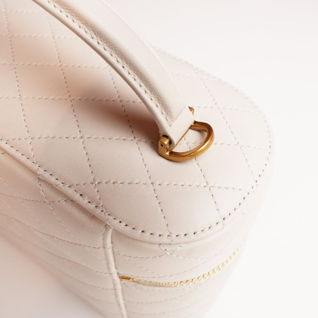 Saint Laurent Gaby Vanity Large Borsa a Mano in Pelle di Agnello Matelassé Bianca con Logo YSL e Dettagli Dorati