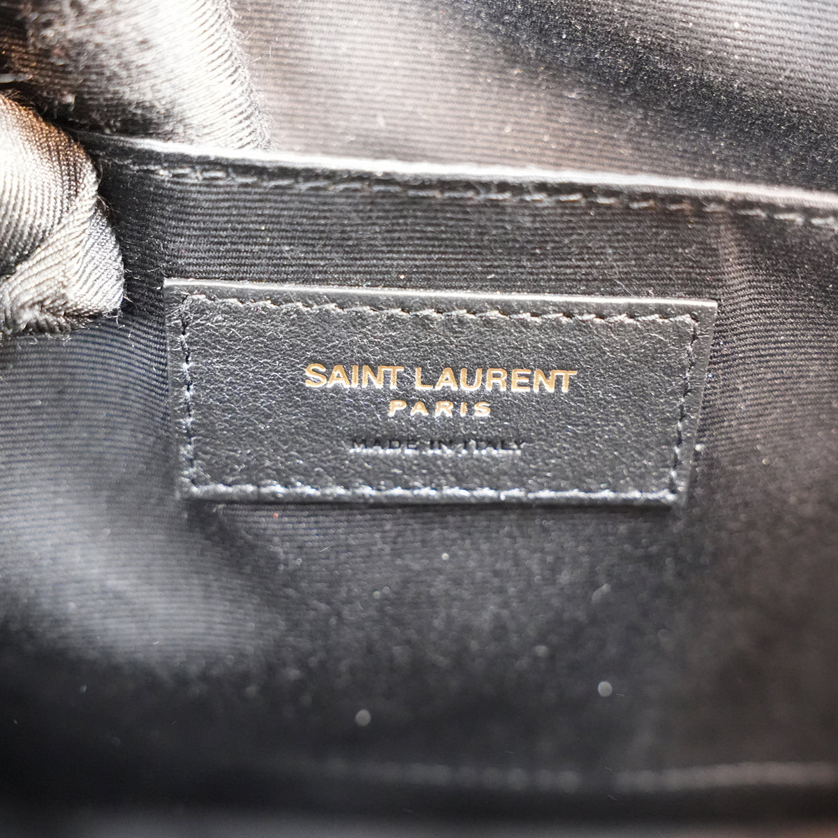 Saint Laurent Lou Camera Bag Borsa a Tracolla in Pelle Nera Matelassé Chevron con Logo YSL Dorato