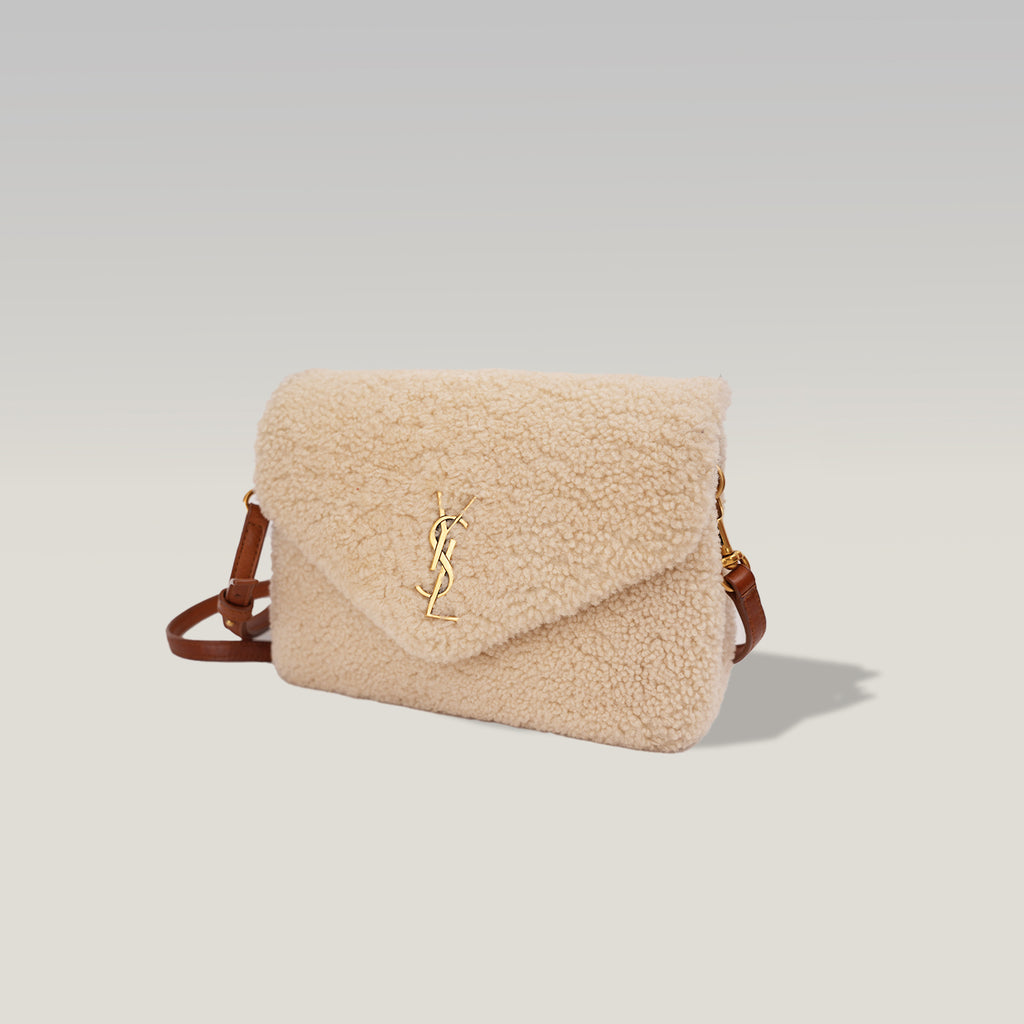 Saint Laurent Loulou Toy Borsa a Tracolla Piccola in Shearling Beige con Finiture in Pelle Marrone e Logo YSL Dorato