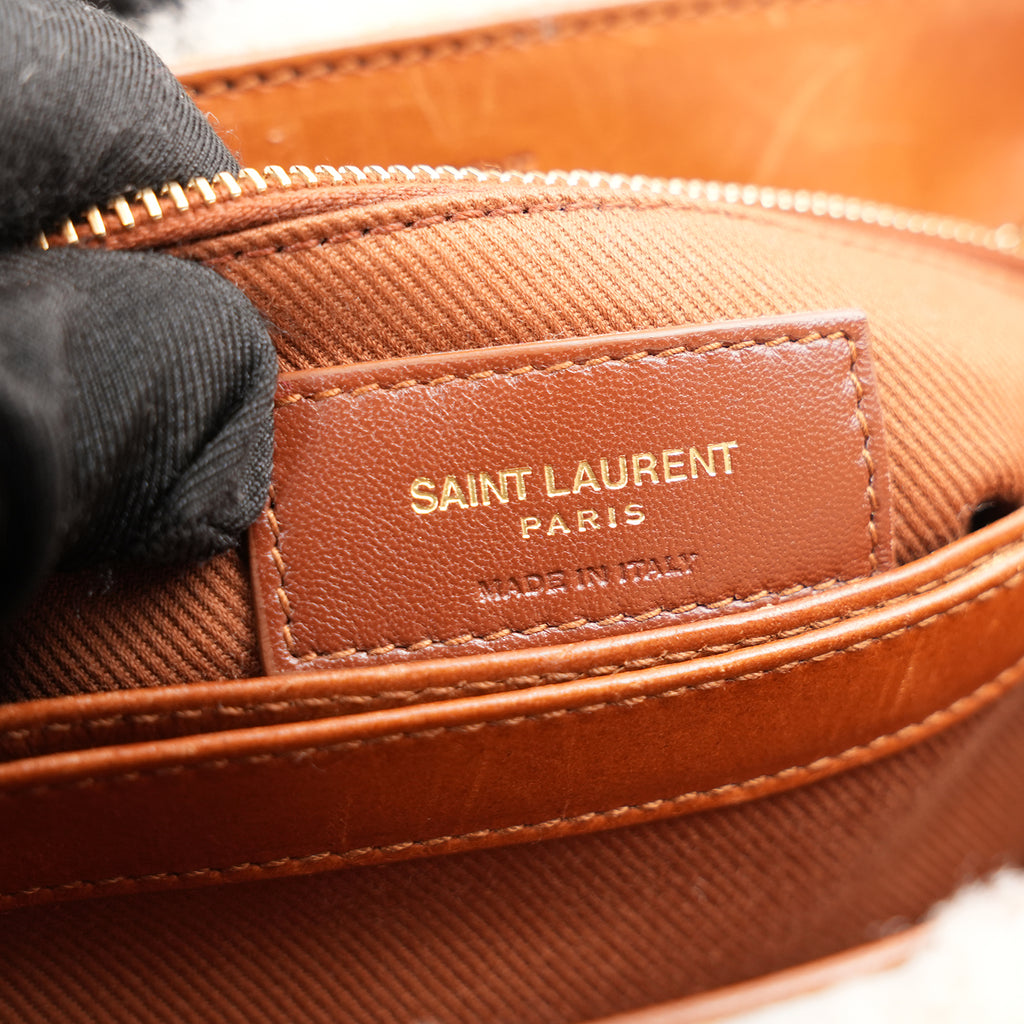 Saint Laurent Loulou Toy Borsa a Tracolla Piccola in Shearling Beige con Finiture in Pelle Marrone e Logo YSL Dorato