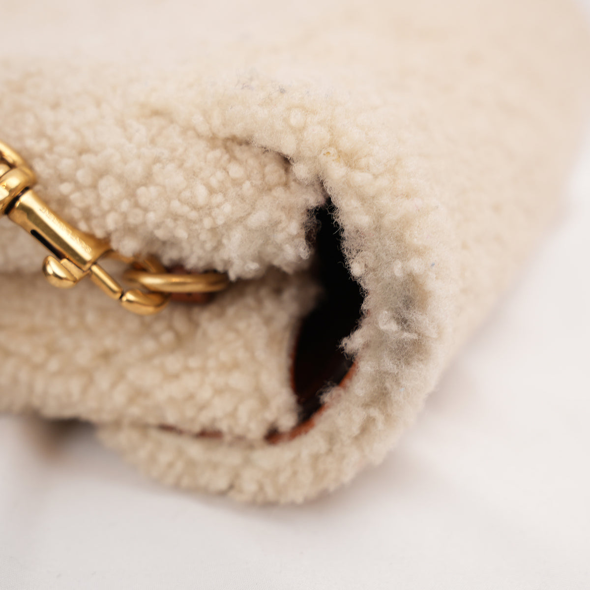 Saint Laurent Loulou Toy Borsa a Tracolla Piccola in Shearling Beige con Finiture in Pelle Marrone e Logo YSL Dorato