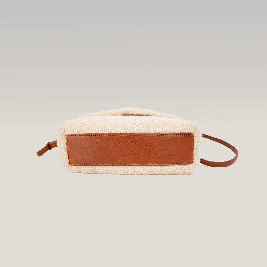 Saint Laurent Loulou Toy Borsa a Tracolla Piccola in Shearling Beige con Finiture in Pelle Marrone e Logo YSL Dorato