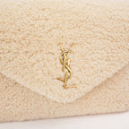 Saint Laurent Loulou Toy Borsa a Tracolla Piccola in Shearling Beige con Finiture in Pelle Marrone e Logo YSL Dorato