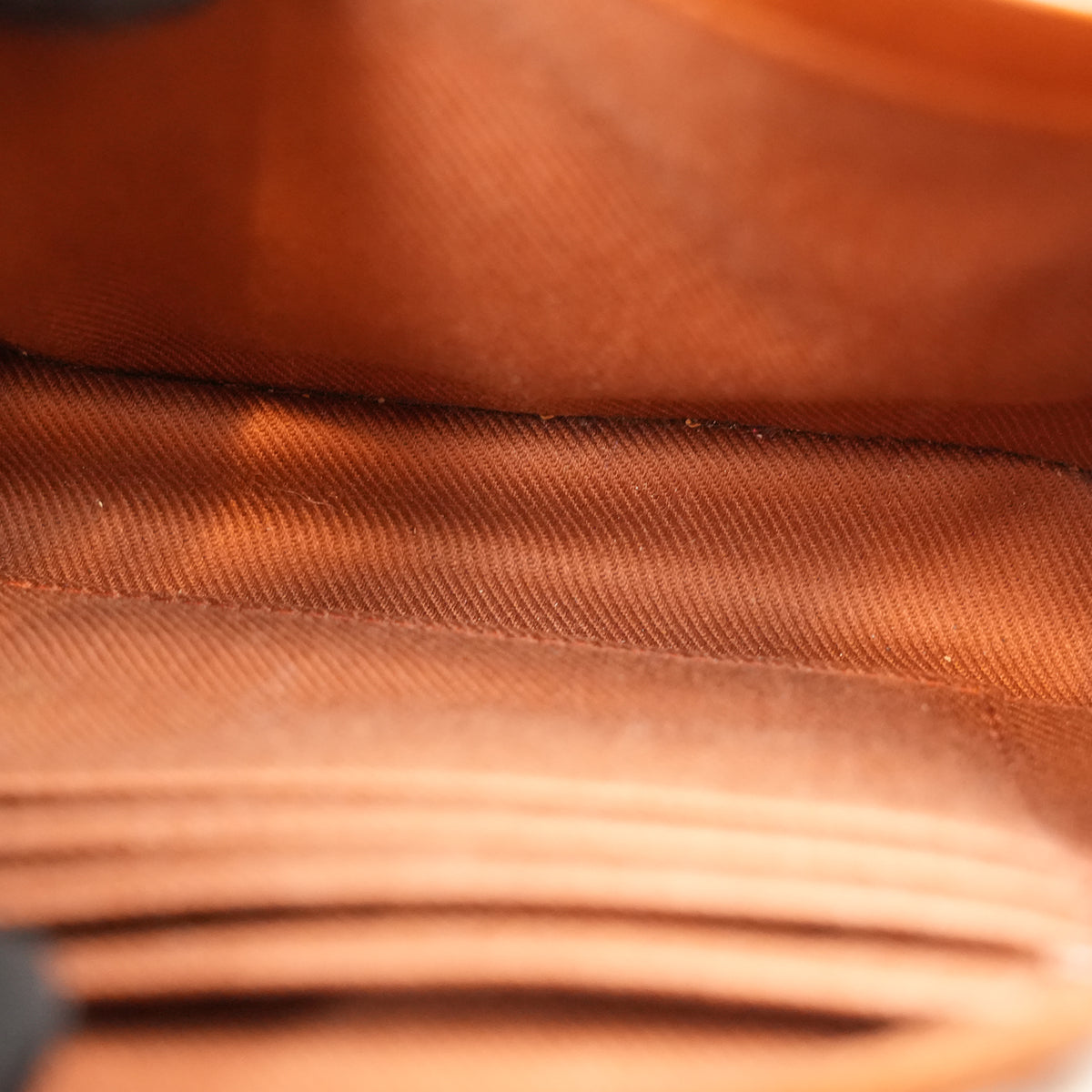 Saint Laurent Loulou Toy Borsa a Tracolla Piccola in Shearling Beige con Finiture in Pelle Marrone e Logo YSL Dorato