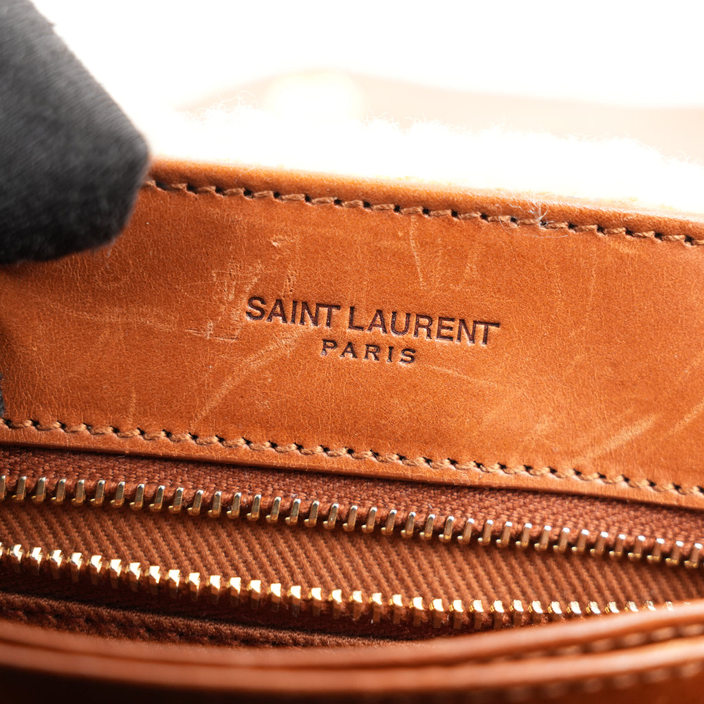 Saint Laurent Loulou Toy Borsa a Tracolla Piccola in Shearling Beige con Finiture in Pelle Marrone e Logo YSL Dorato