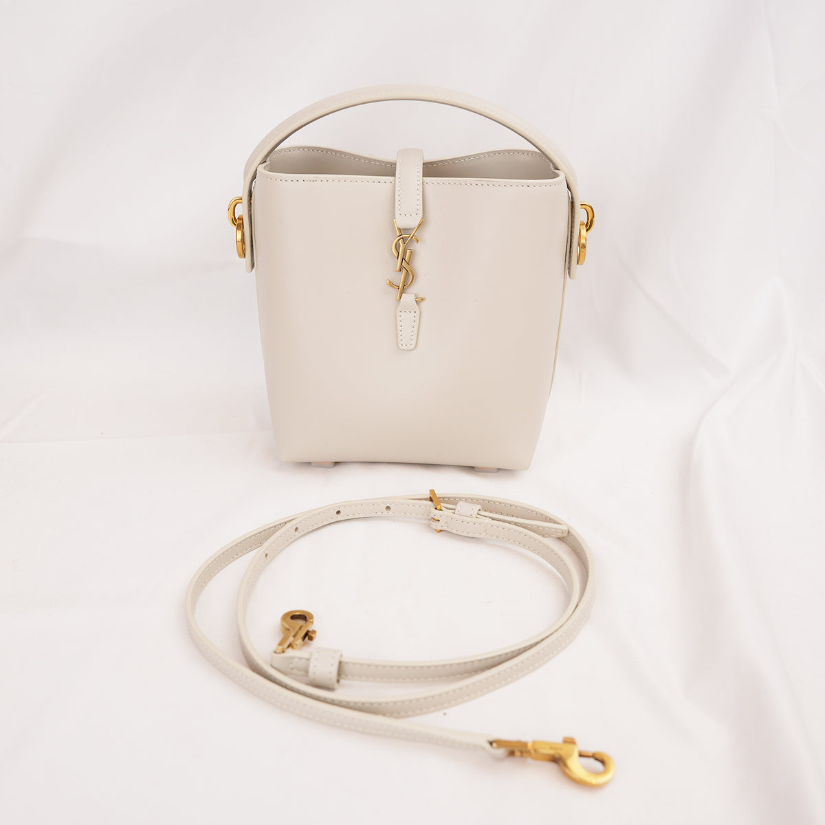 Saint Laurent Le 37 Mini Borsa Secchiello in Pelle di Vitello Bianco Avorio con Logo YSL Dorato