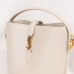 Saint Laurent Le 37 Mini Borsa Secchiello in Pelle di Vitello Bianco Avorio con Logo YSL Dorato