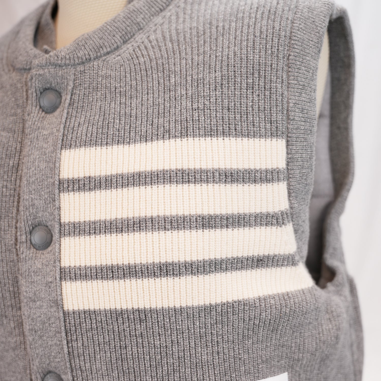 Thom Browne Gilet Uomo Imbottito Grigio in Lana Vergine Piumino Smanicato Button Down
