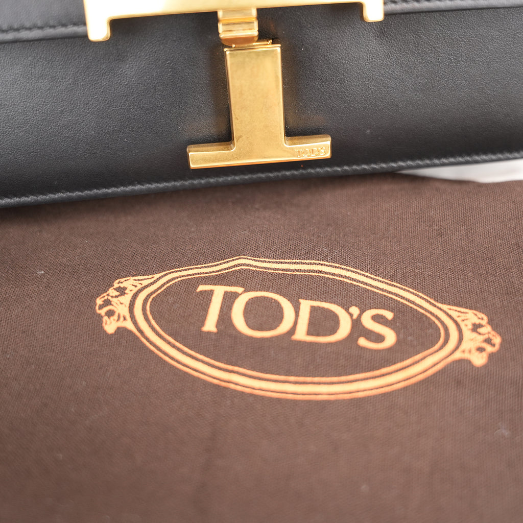 Tod’s Timeless Black Leather Micro Flap Bag con T Logo Oro