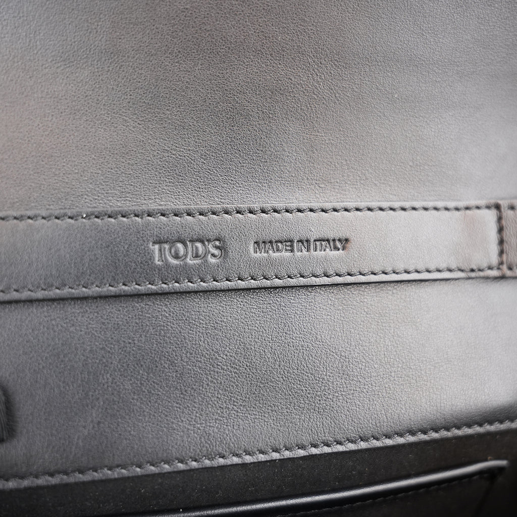 Tod’s Timeless Black Leather Micro Flap Bag con T Logo Oro