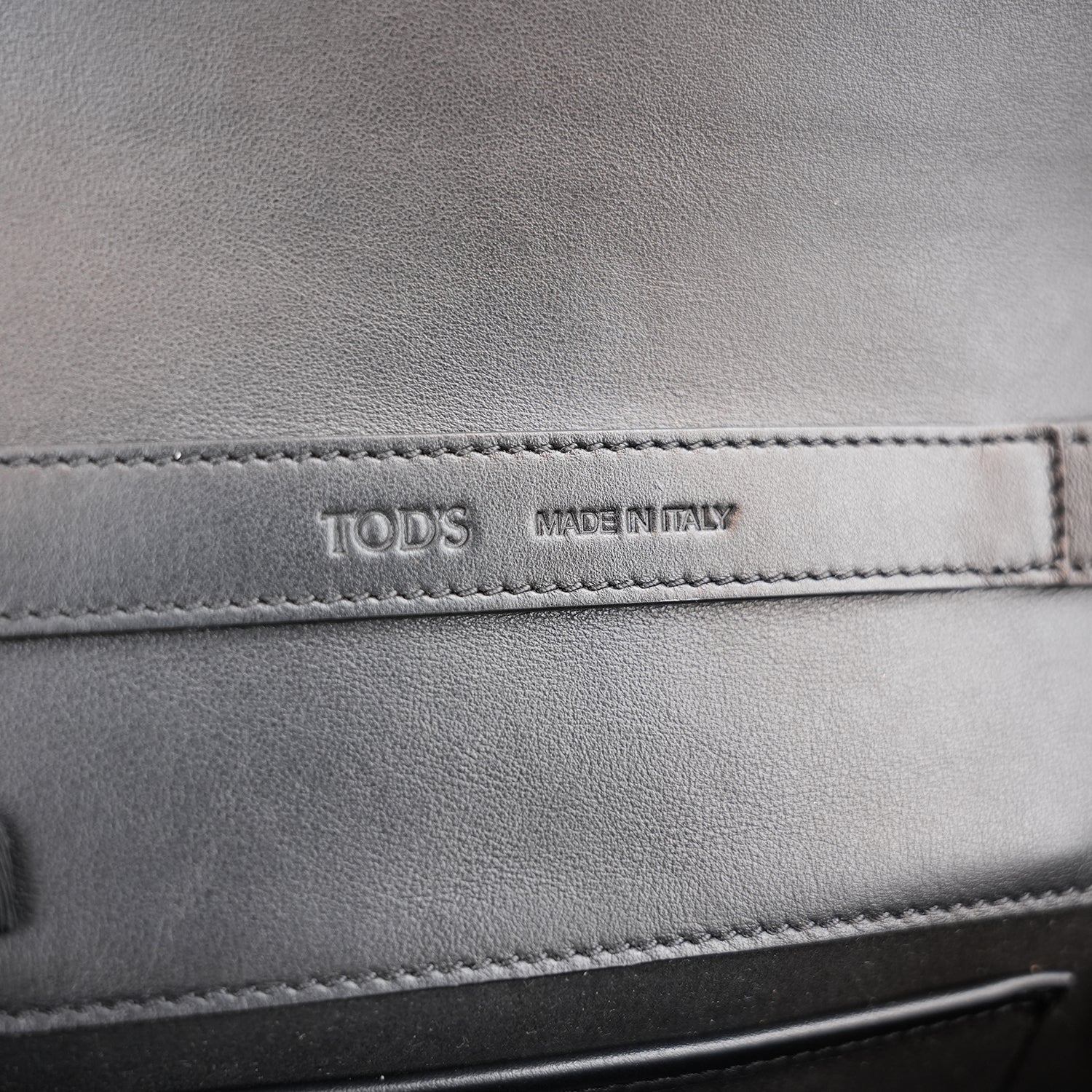 Tod’s Timeless Black Leather Micro Flap Bag con T Logo Oro