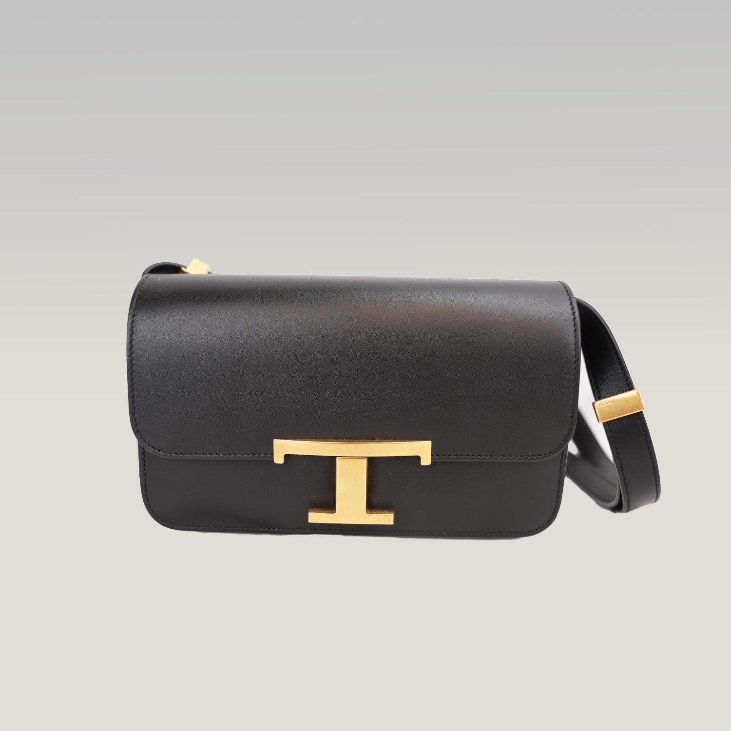 Tod’s Timeless Black Leather Micro Flap Bag con T Logo Oro