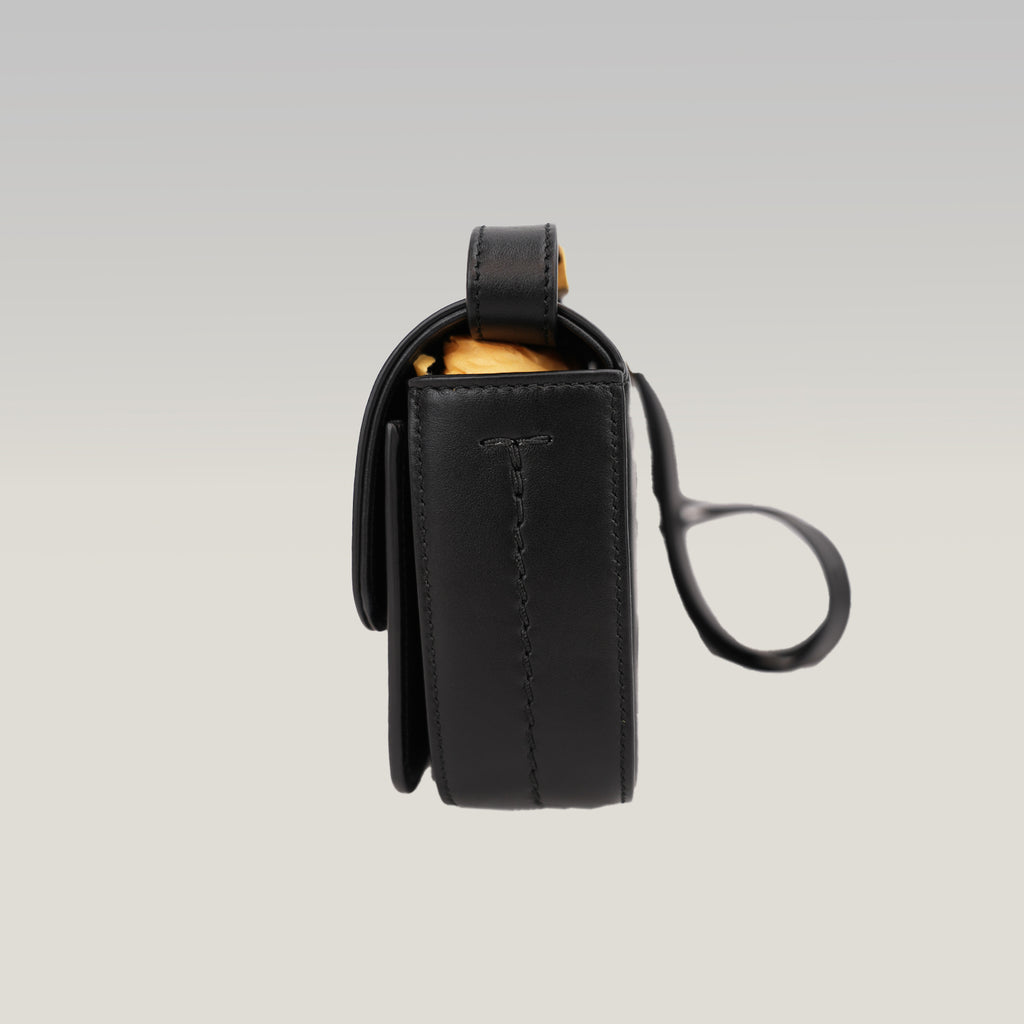 Tod’s Timeless Black Leather Micro Flap Bag con T Logo Oro