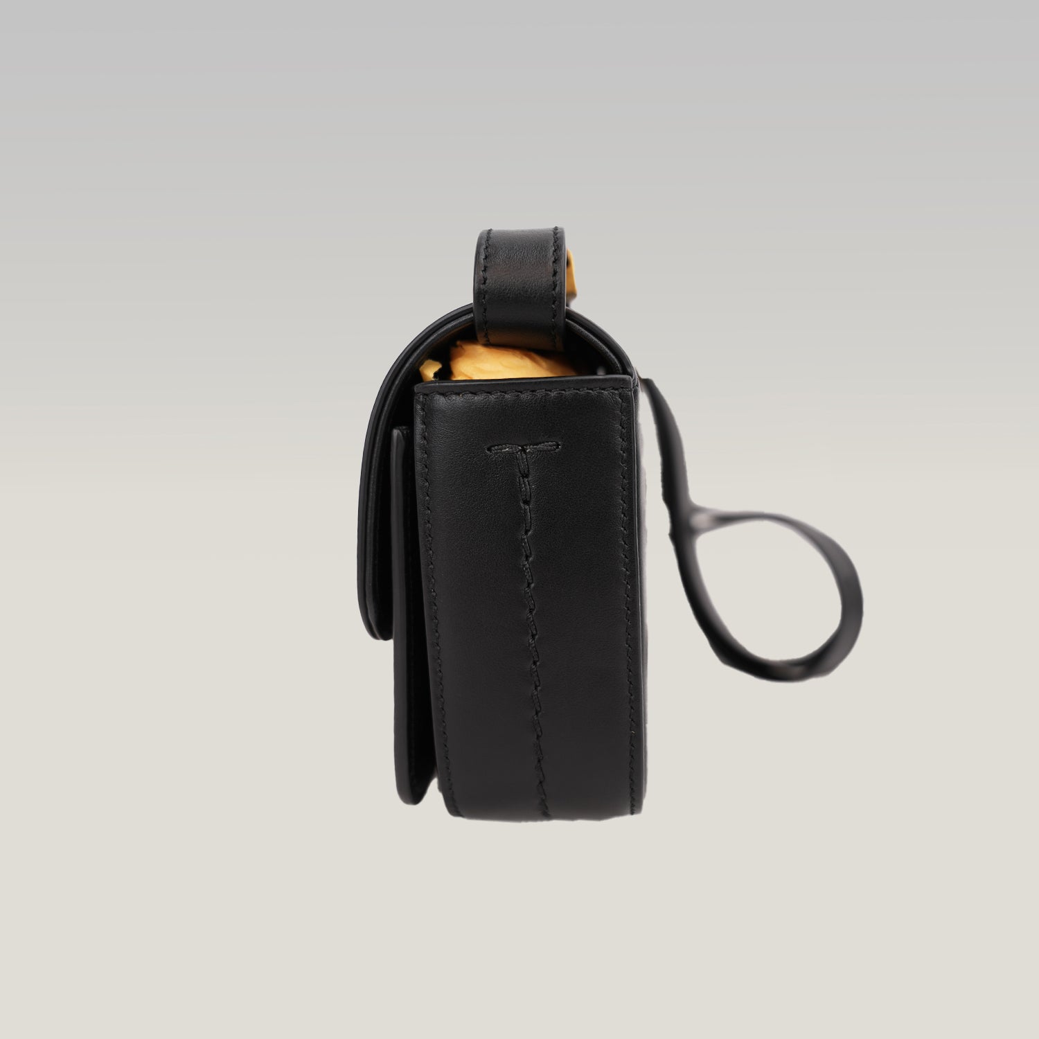 Tod’s Timeless Black Leather Micro Flap Bag con T Logo Oro