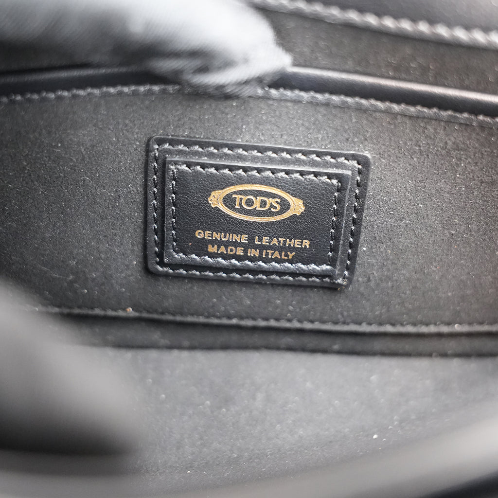 Tod’s Timeless Black Leather Micro Flap Bag con T Logo Oro