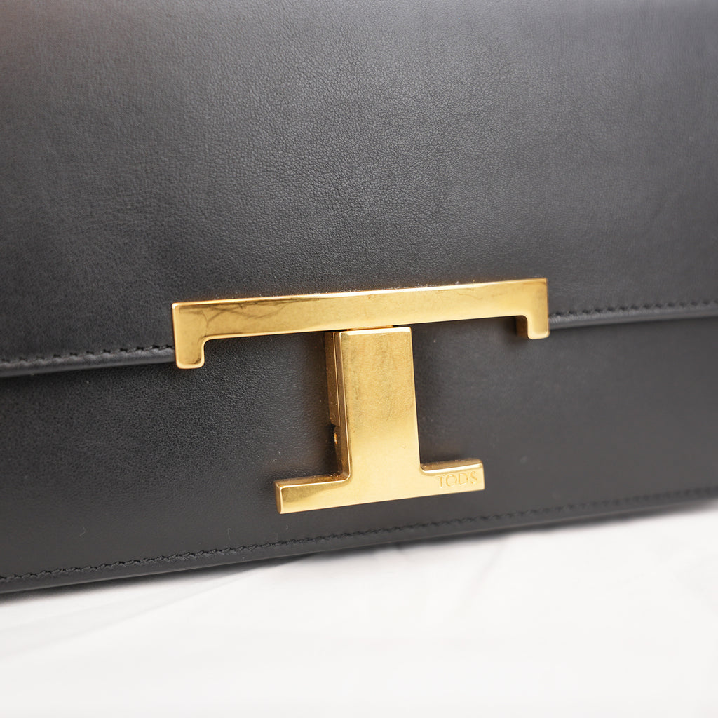 Tod’s Timeless Black Leather Micro Flap Bag con T Logo Oro