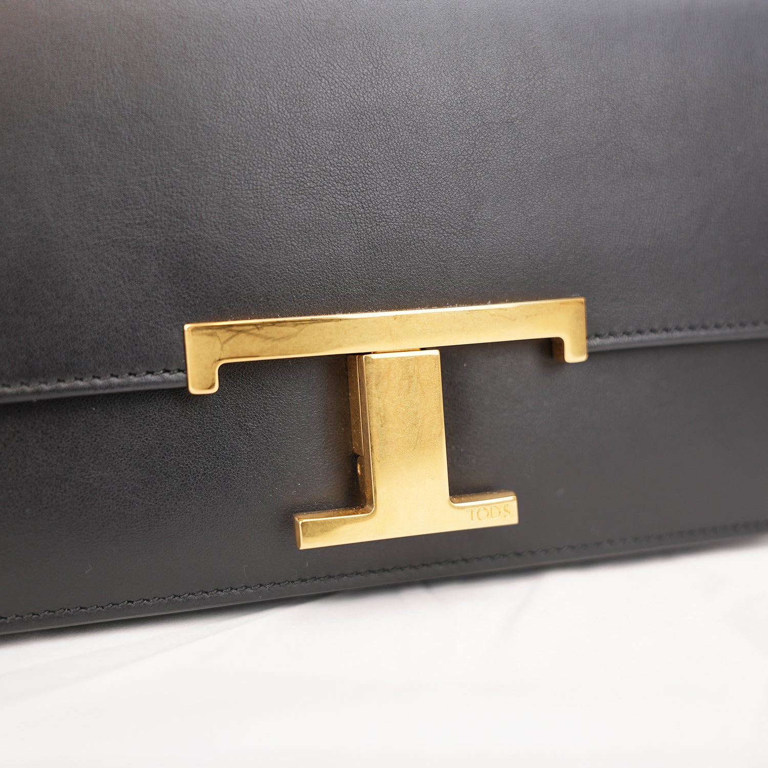 Tod’s Timeless Black Leather Micro Flap Bag con T Logo Oro