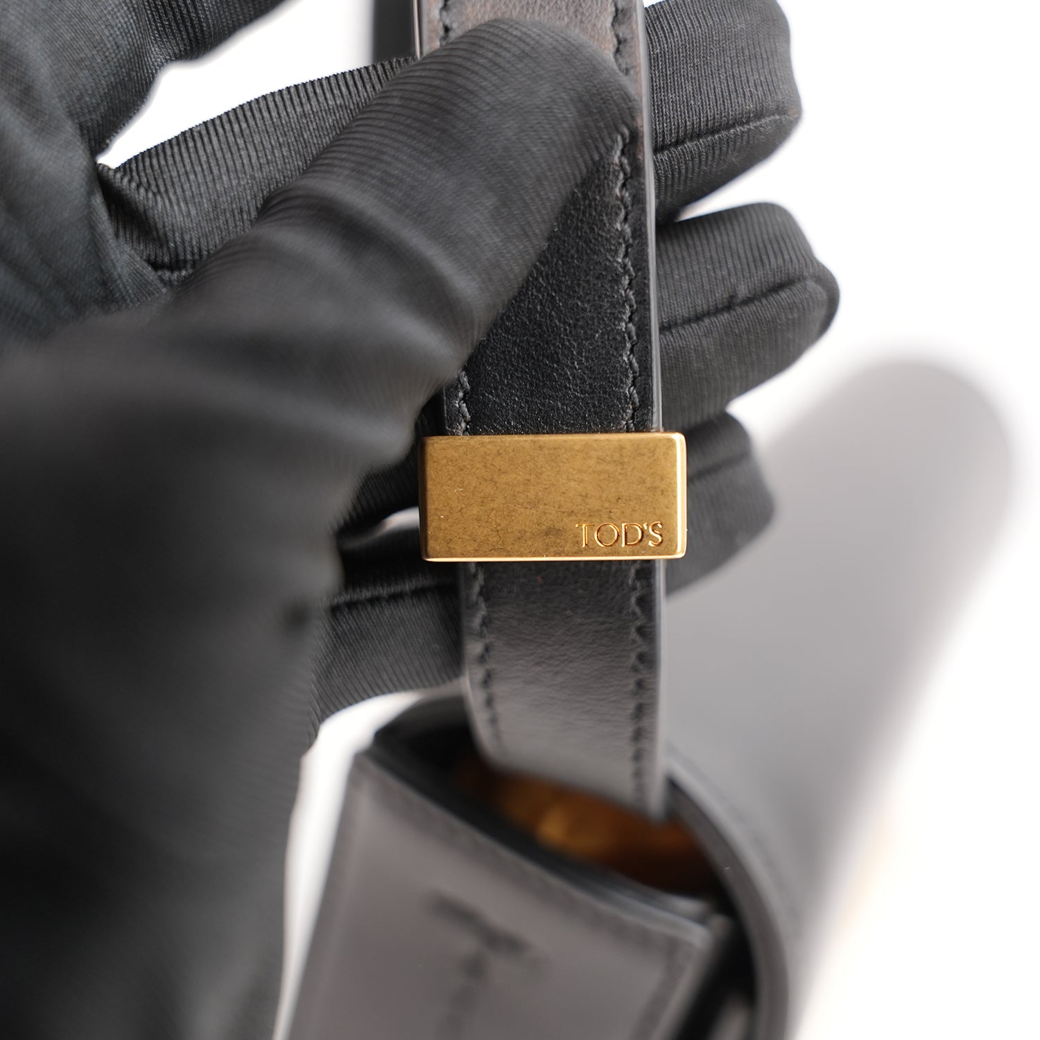 Tod’s Timeless Black Leather Micro Flap Bag con T Logo Oro