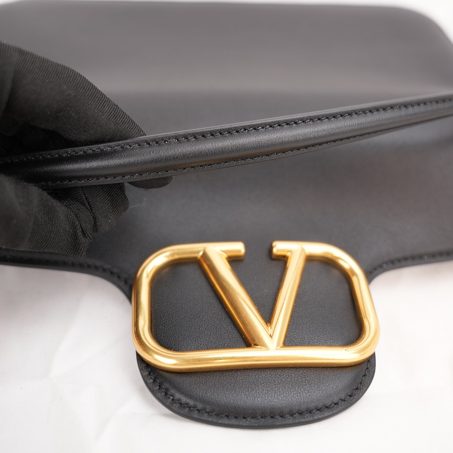 Valentino Garavani VLogo Loco East West Bag in Pelle Nera con Maxi Logo Oro