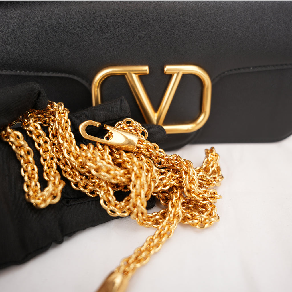 Valentino Garavani VLogo Loco East West Bag in Pelle Nera con Maxi Logo Oro