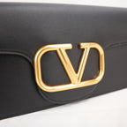 Valentino Garavani VLogo Loco East West Bag in Pelle Nera con Maxi Logo Oro