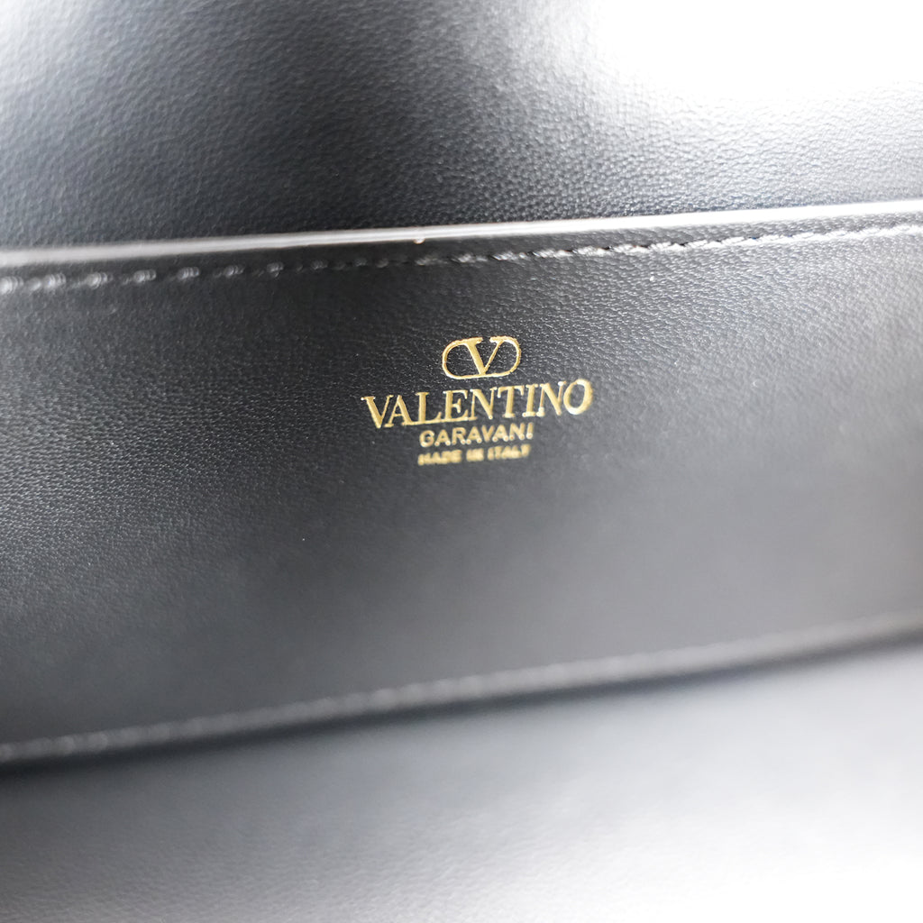 Valentino Garavani VLogo Loco East West Bag in Pelle Nera con Maxi Logo Oro