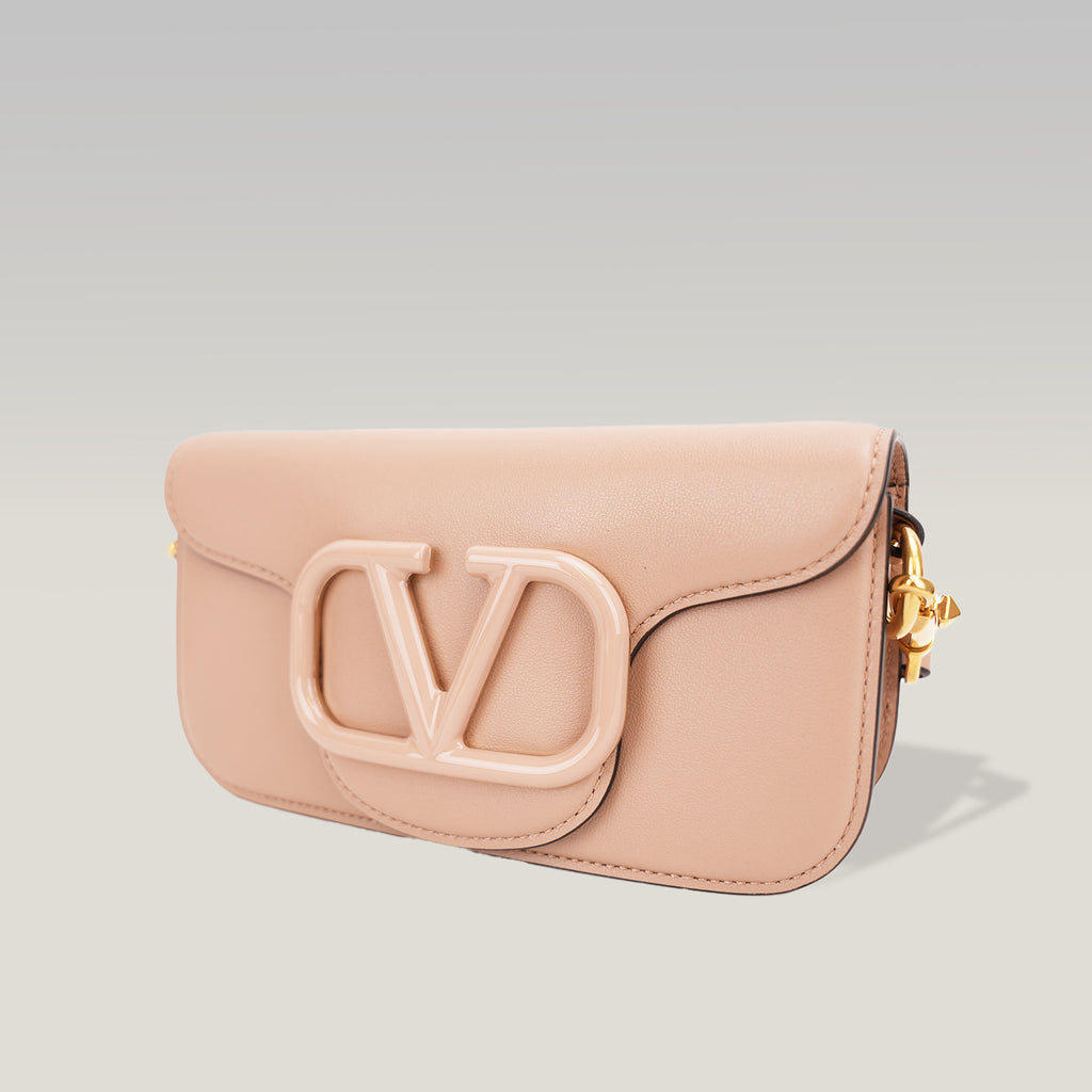 Valentino Garavani VLogo Loco Bag in Pelle Nude con Maxi Logo V e Tracolla a Catena