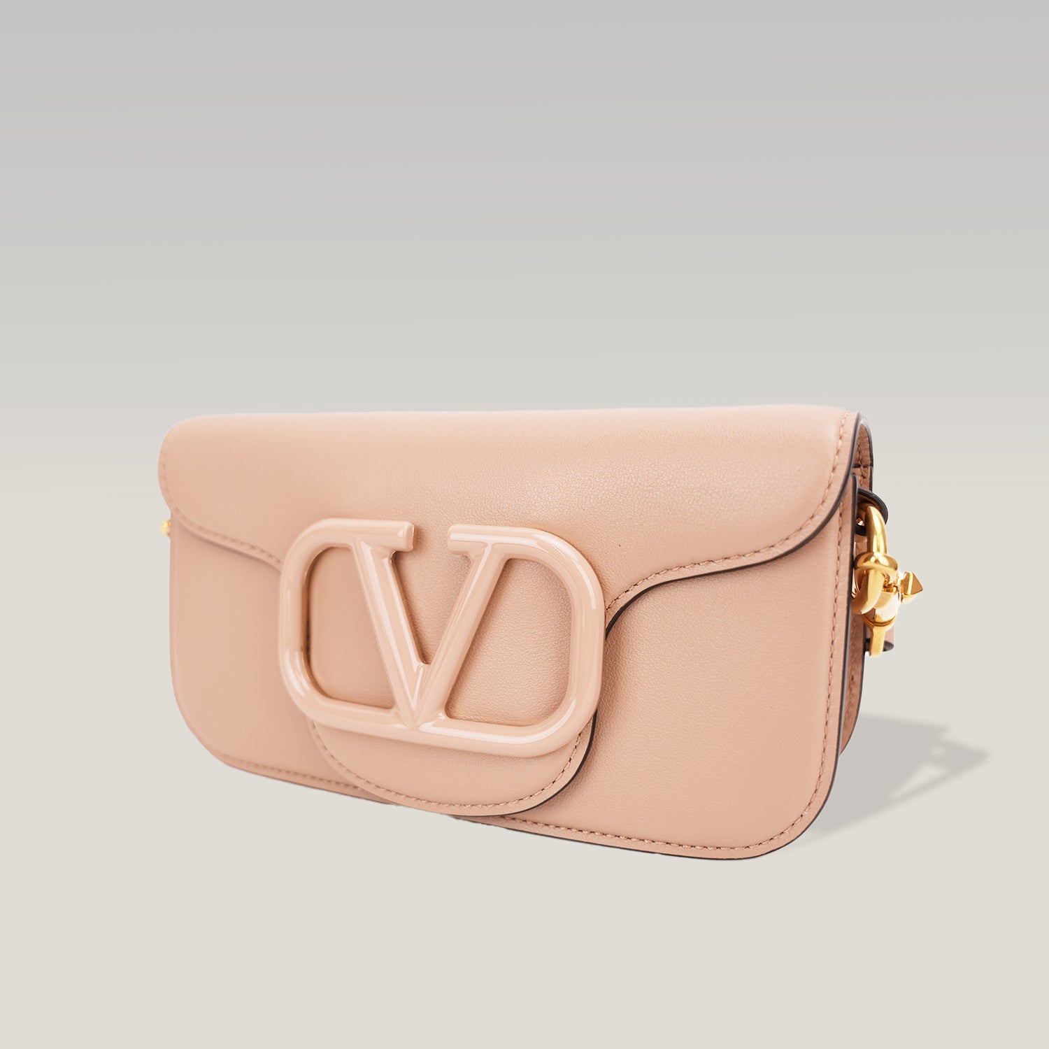 Valentino Garavani VLogo Loco Bag in Pelle Nude con Maxi Logo V e Tracolla a Catena
