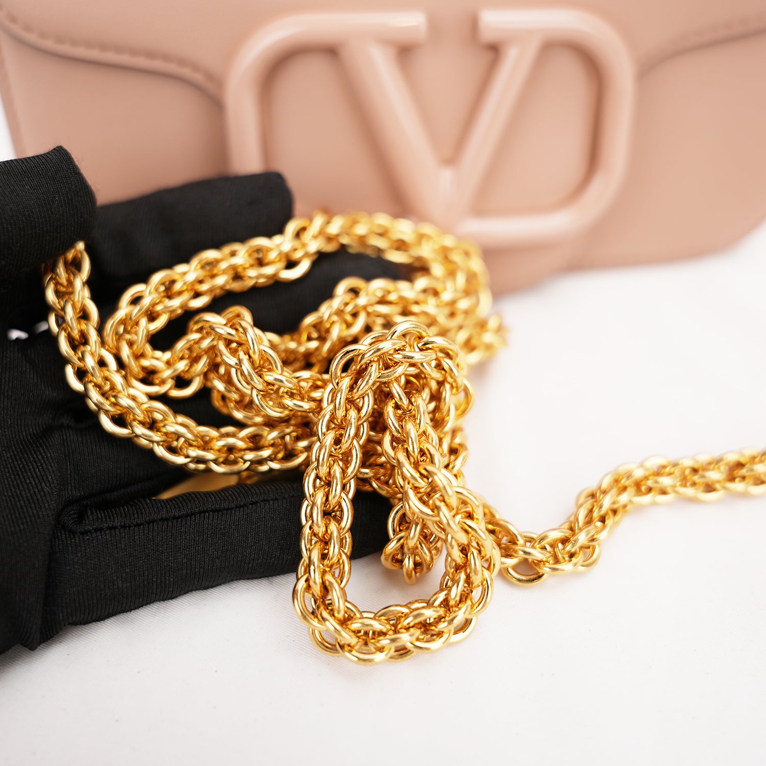 Valentino Garavani VLogo Loco Bag in Pelle Nude con Maxi Logo V e Tracolla a Catena