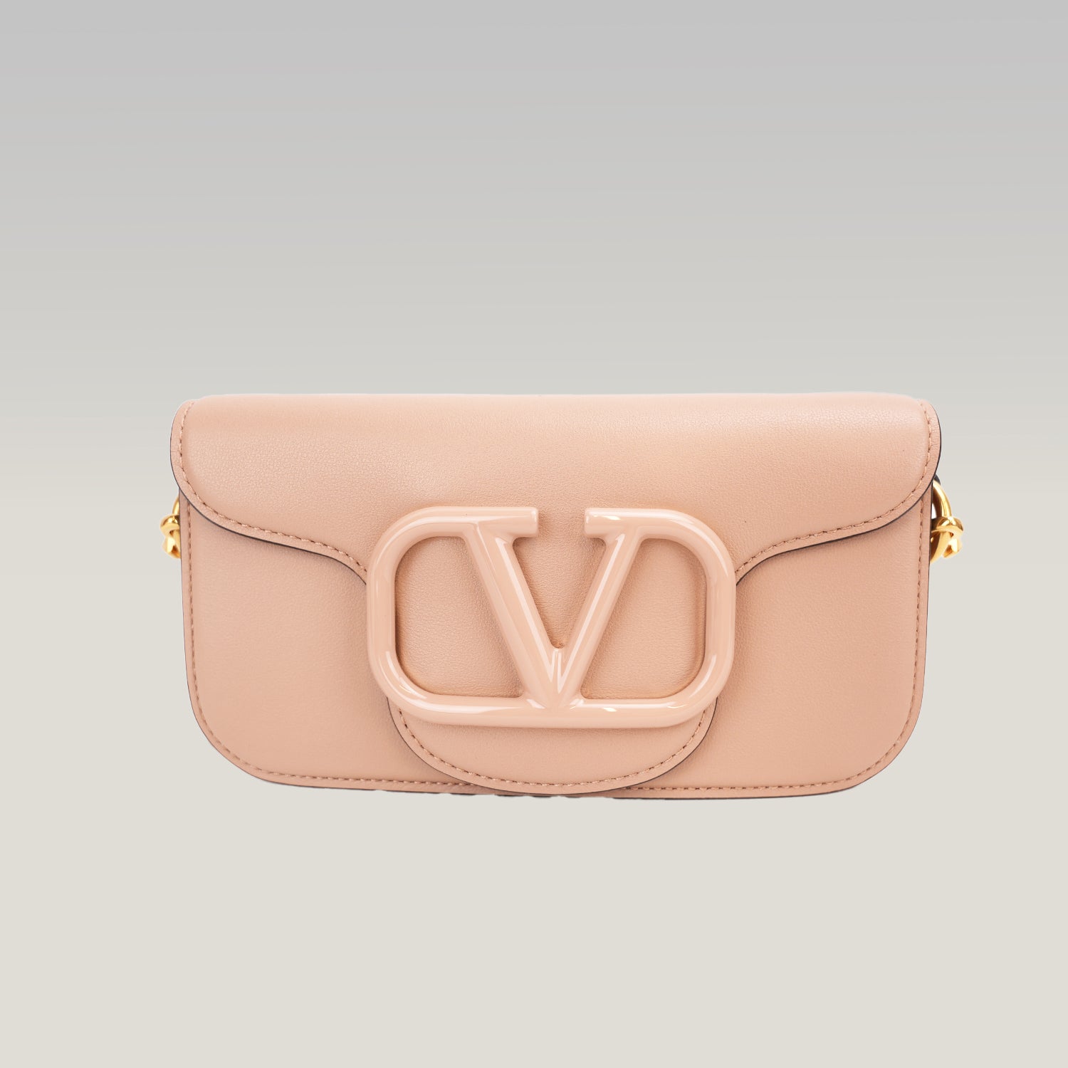 Valentino Garavani VLogo Loco Bag in Pelle Nude con Maxi Logo V e Tracolla a Catena