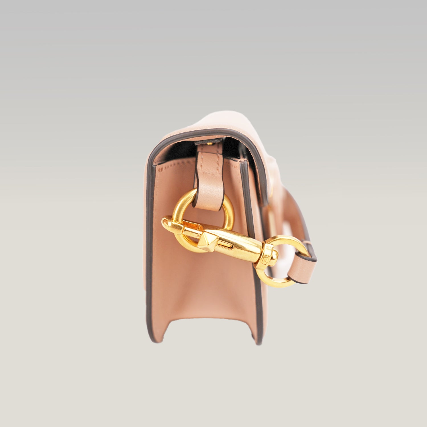 Valentino Garavani VLogo Loco Bag in Pelle Nude con Maxi Logo V e Tracolla a Catena