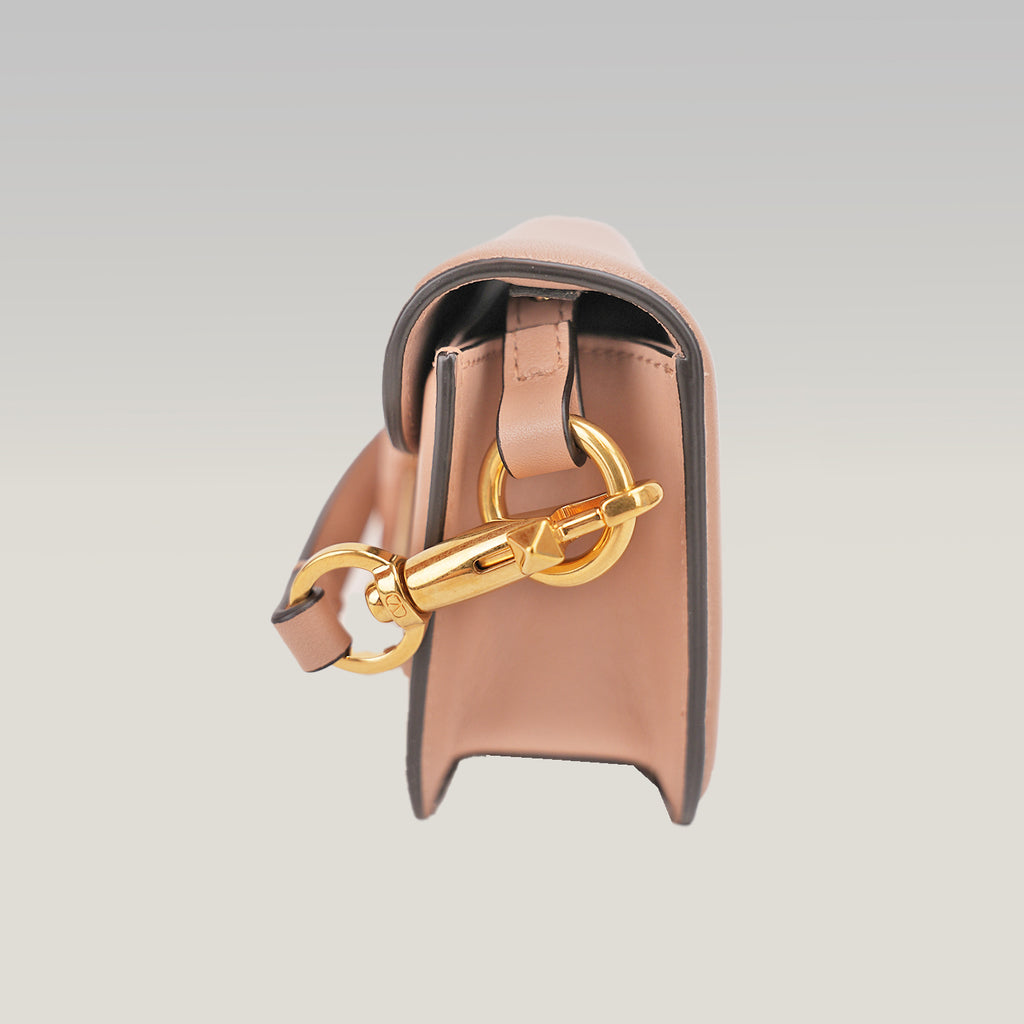 Valentino Garavani VLogo Loco Bag in Pelle Nude con Maxi Logo V e Tracolla a Catena