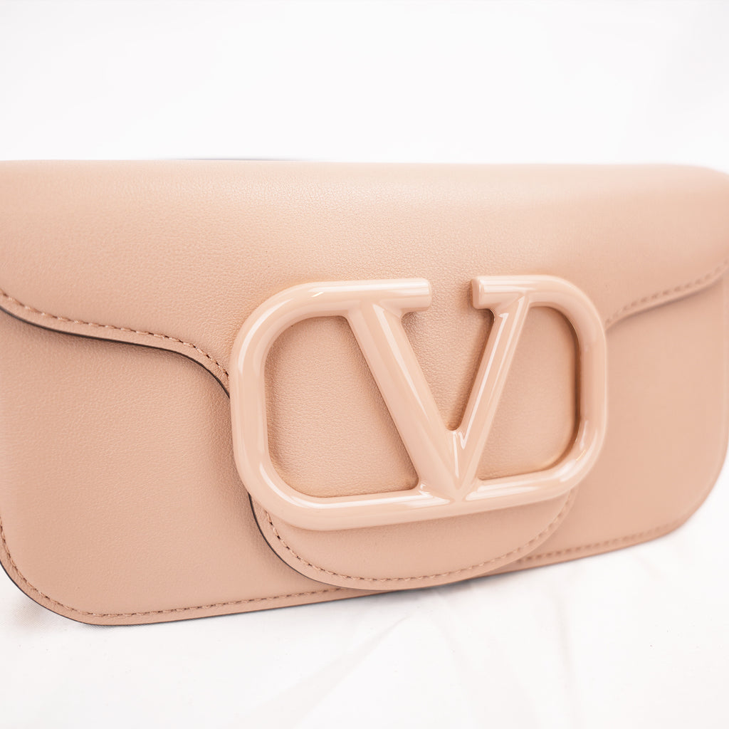 Valentino Garavani VLogo Loco Bag in Pelle Nude con Maxi Logo V e Tracolla a Catena