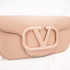 Valentino Garavani VLogo Loco Bag in Pelle Nude con Maxi Logo V e Tracolla a Catena
