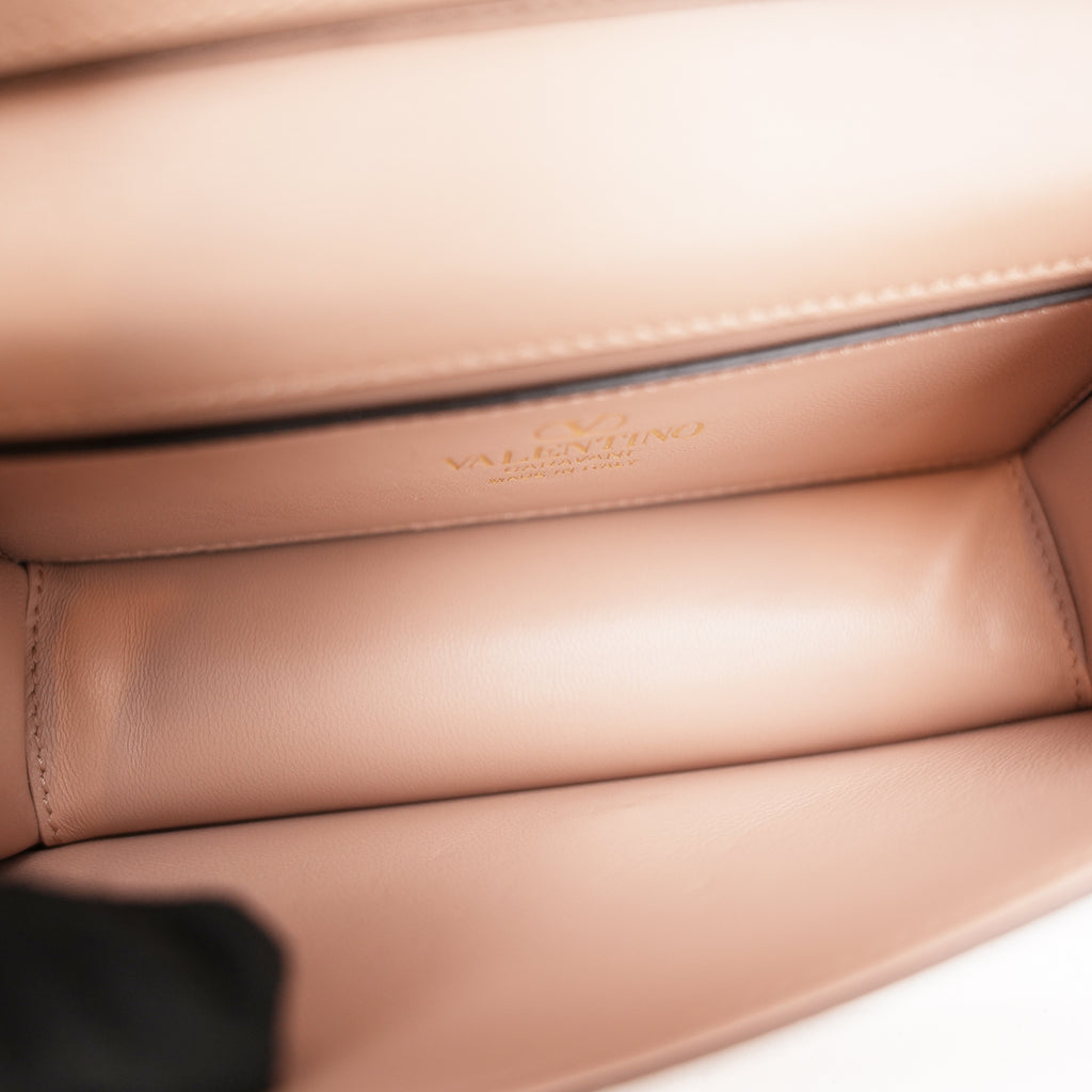 Valentino Garavani VLogo Loco Bag in Pelle Nude con Maxi Logo V e Tracolla a Catena