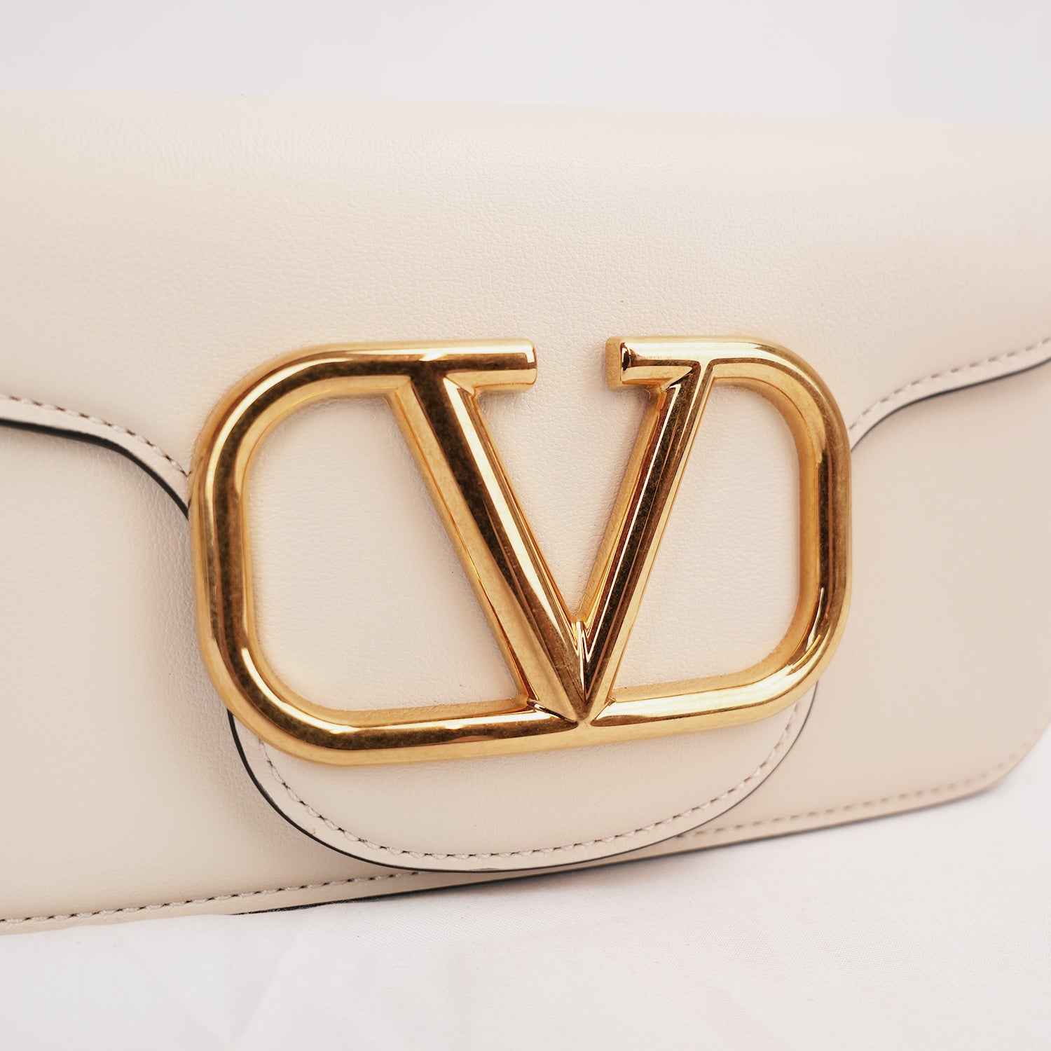 Valentino Garavani Locò Borsa Bianca in Pelle con Maxi VLogo Oro