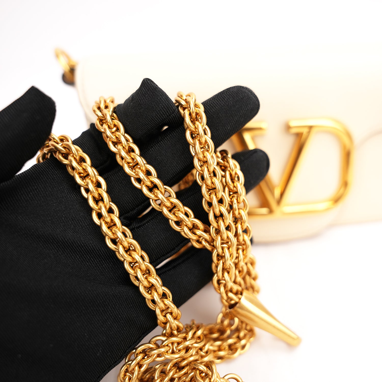 Valentino Garavani Locò Borsa Bianca in Pelle con Maxi VLogo Oro