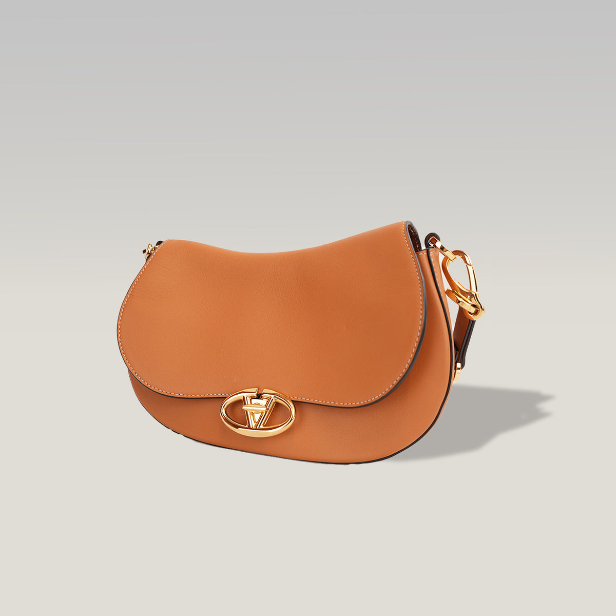 Valentino Garavani Ohval Borsa Piccola in Pelle di Vitello Color Mandorla con Logo V Dorato