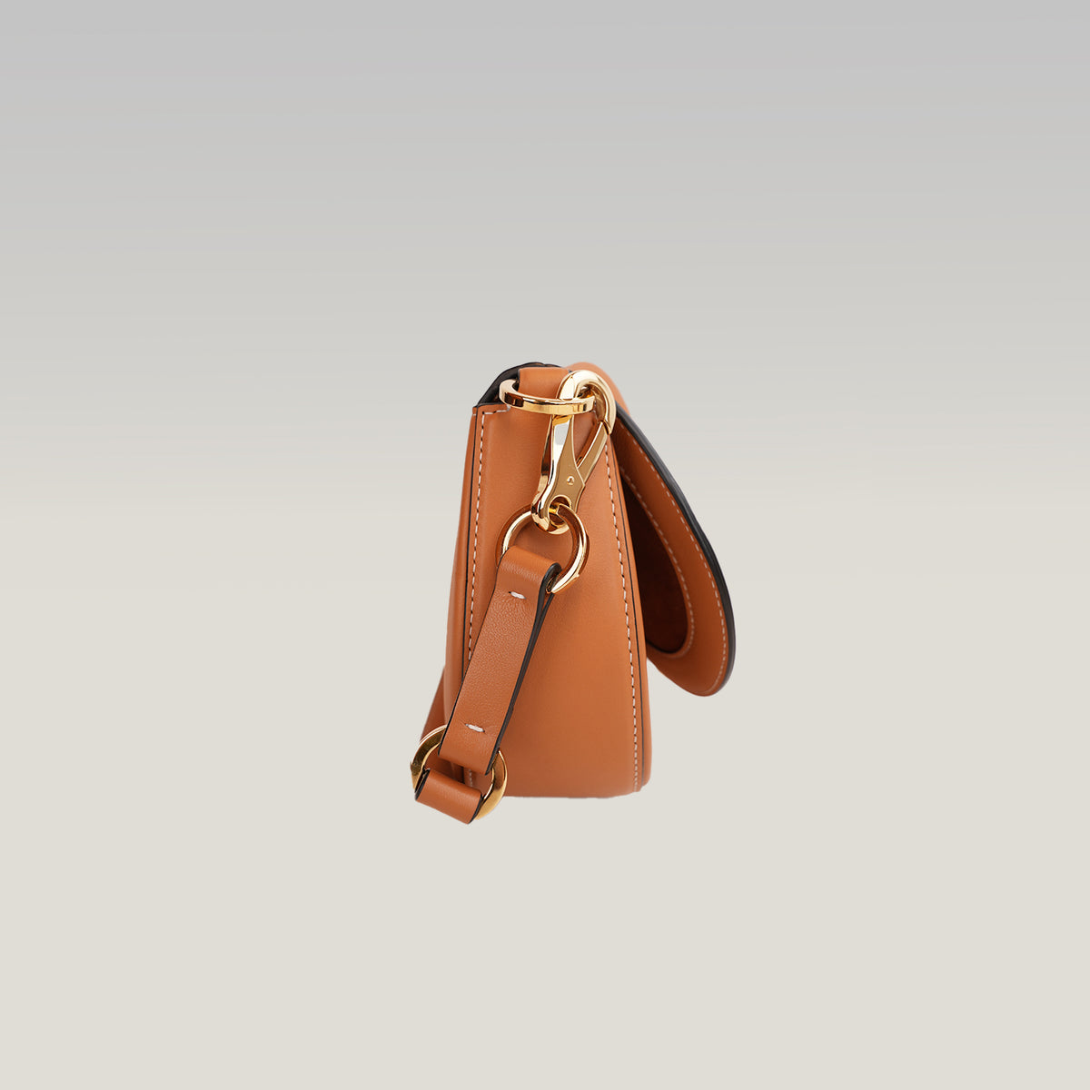 Valentino Garavani Ohval Borsa Piccola in Pelle di Vitello Color Mandorla con Logo V Dorato