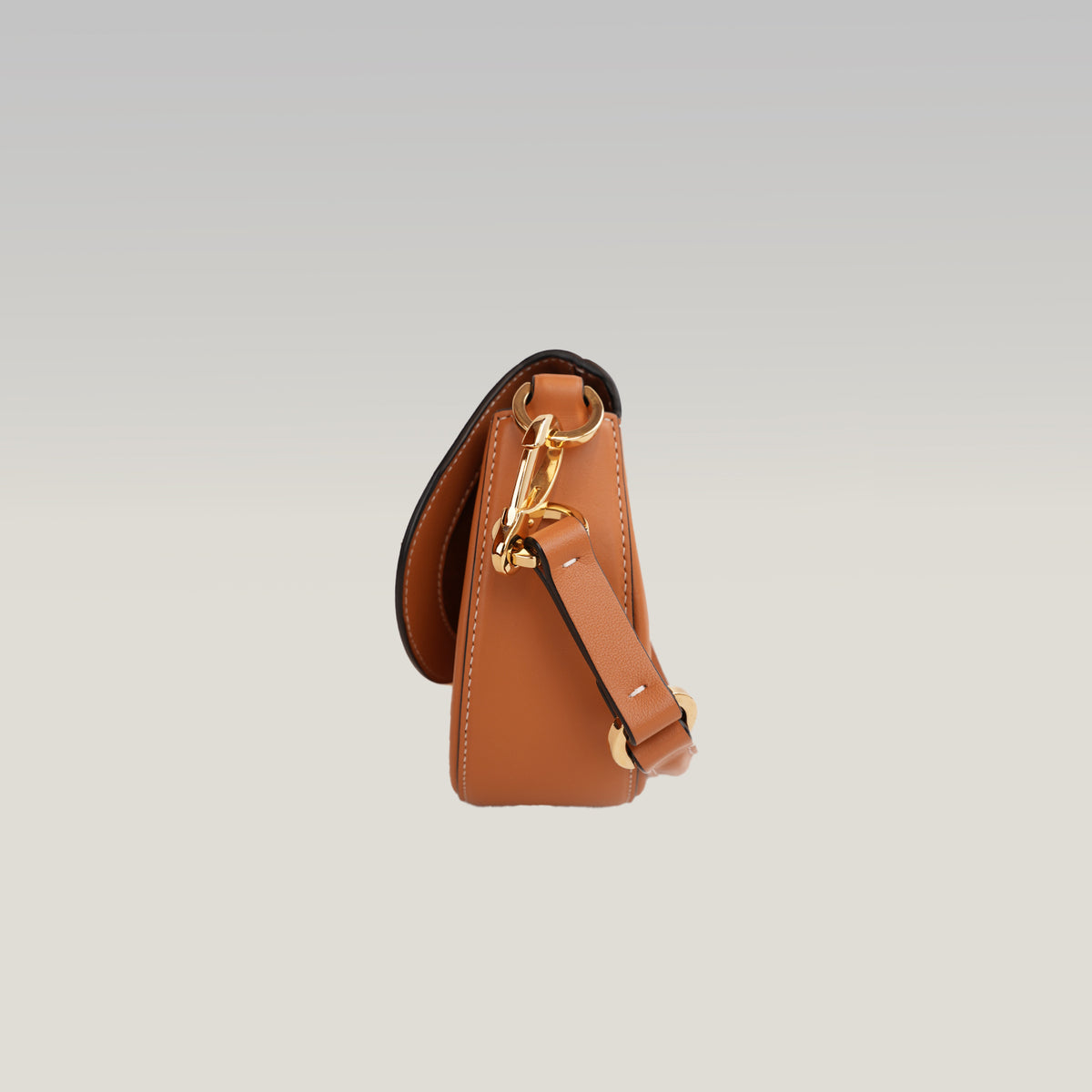 Valentino Garavani Ohval Borsa Piccola in Pelle di Vitello Color Mandorla con Logo V Dorato