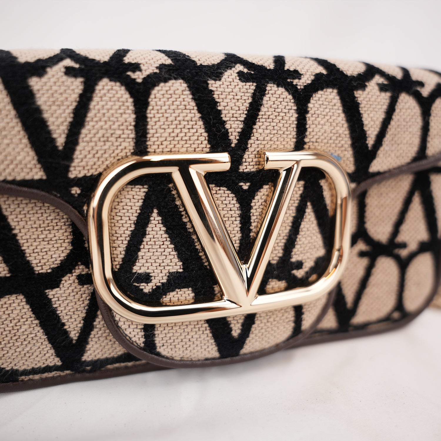 Valentino Garavani VLogo Loco Toile Iconographe Small Bag Beige e Nero con Maxi Logo Oro